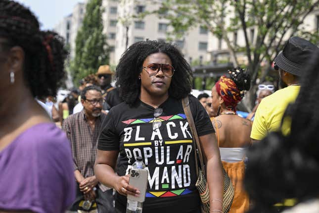 WASHINGTON DC, USA - 19. JUNI: Menschen versammeln sich um den Juneteenth auf der Black Lives Matter Plaza in der Nähe des Weißen Hauses in Washington DC zu feiern.  Der Juneteenth markiert den bedeutenden 19. Juni 1865, an dem ein General der Union gemäß Bundesgesetz die Freiheit für alle versklavten In Texas proklamierte. 