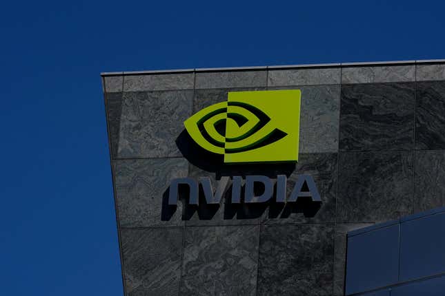 gros plan du logo Nvidia affiché sur un immeuble de bureaux gris contre un ciel bleu