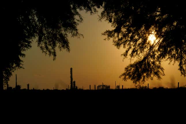 Das Denka Performance Elastomer-Werk steht am Freitag, den 23. September 2022, bei Sonnenuntergang in Reserve, Louisiana. Weniger als eine halbe Meile von der Grundschule entfernt stellt das Werk, das von Bundesbehörden unter Beobachtung steht, synthetischen Kautschuk her und stößt dabei Chloropren aus, das in Kalifornien als krebserregend eingestuft wird und von der Umweltschutzbehörde als wahrscheinlich eingestuft wird.