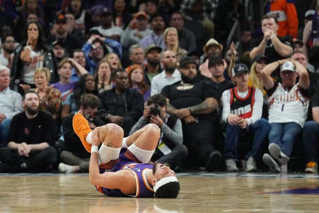 2. März 2024;  Phoenix, Arizona, USA;  Der Wächter der Phoenix Suns, Devin Booker (1), reagiert, nachdem er in der zweiten Halbzeit im Footprint Center gegen die Houston Rockets verletzt wurde.