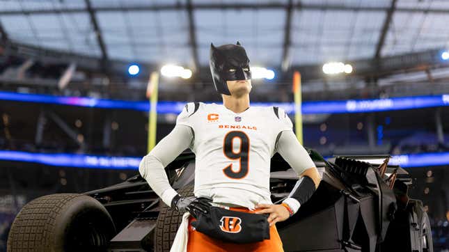 Cincinnati Bengals Quarterback Joe Burrow und ein Batman Tumbler