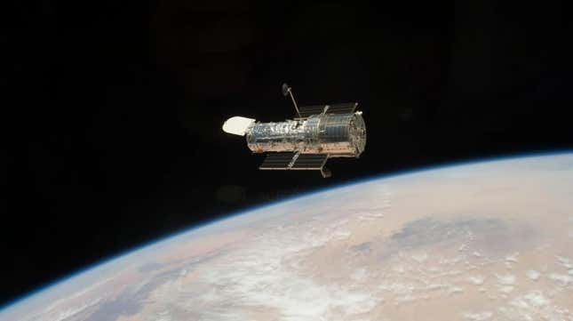 Hubble Uzay Teleskobu'nun Mayıs 2009'da gözlemevinin beşinci ve son bakımı sırasında uzay mekiği Atlantis'ten (STS-125) görünüşü.