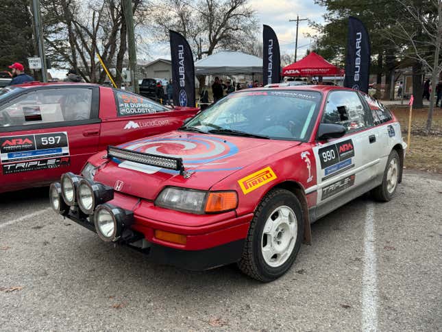 Vista frontal 3/4 de un auto de rally Honda CRX blanco y rojo