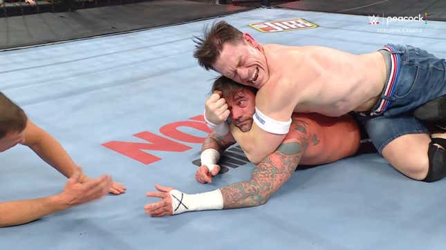 John Cena estrangulando a CM Punk