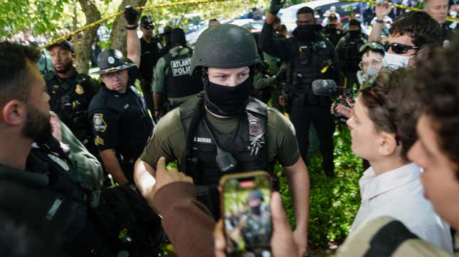 La policía arrestó a manifestantes pro palestinos en campus universitarios de todo Estados Unidos, incluida la Universidad Emory en Atlanta, Georgia, este jueves.