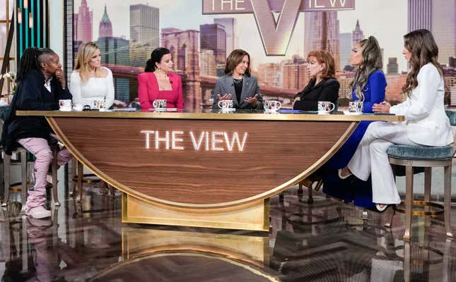 (von links): WHOOPI GOLDBERG, SARA HAINES, ANA NAVARRO, VIZEPRÄSIDENTIN KAMALA HARRIS, JOY BEHAR, SUNNY HOSTIN, ALYSSA FARAH GRIFFIN