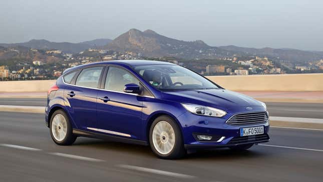 Una foto de un Ford Focus hatchback azul. 