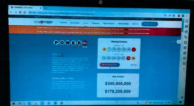 صورة لموقع DC Lottery التقطها جون تشيكس وتظهر أرقامه كفائزين.