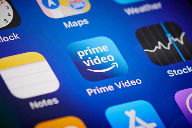 Gros plan sur l’icône de l’application Amazon Prime Video sur l’écran d’un smartphone Apple iPhone 12 Pro. 