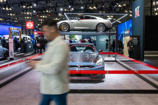 Menschen laufen durch die New York International Auto Show am 27. März 2024 in New York City