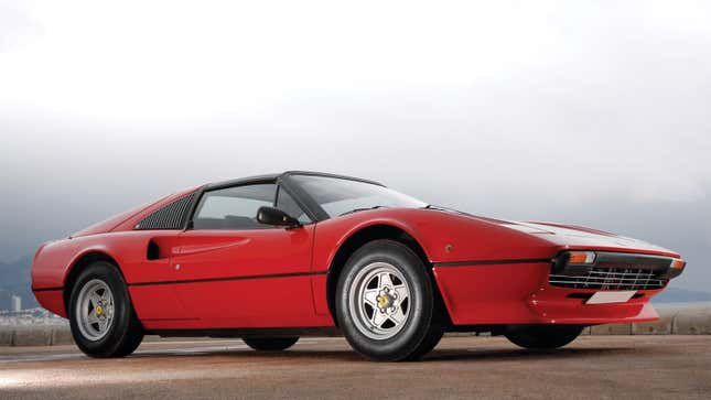 Una foto de un Ferrari 308 rojo. 