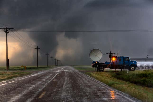 Esto es Dodge City, Kansas, lo que significa que este tornado no golpeará a Wakita.