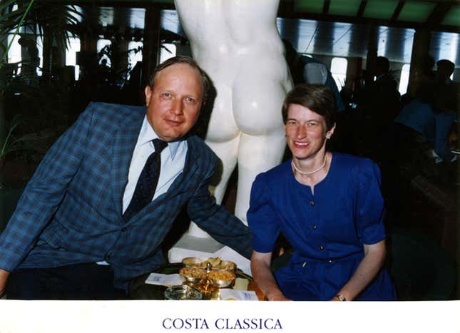Image for article titled These long lost vacation photos capture the tragicomedy of the 1990s cruise craze