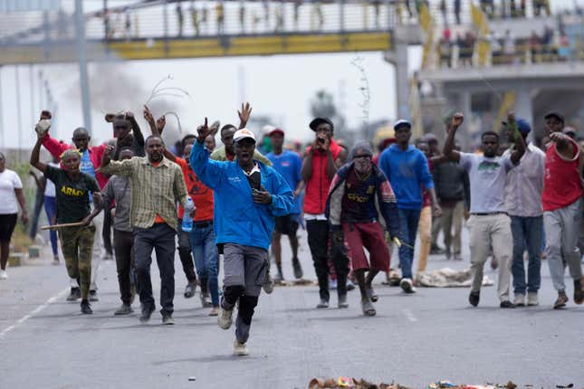 Demonstranten blockieren die vielbefahrene Autobahn Nairobi-Mombasa im Gebiet Mlolongo, Nairobi, Kenia, Dienstag, 2. Juli 2024. 