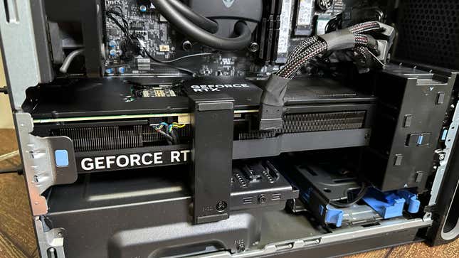 Viele der größten GPUs benötigen Regale, um ein Durchhängen zu verhindern.