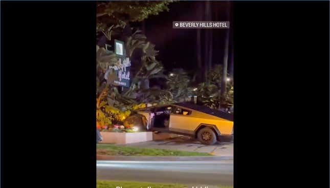 Tesla Cybertruck crashed into the Beverly Hills Hotel sign at night. 