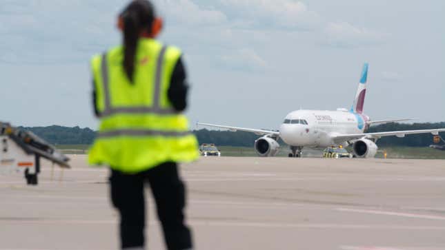 Die Eurowings-Maschine mit der Mannschaft von Bayer 04 Leverkusen landet am 26. Mai 2024 auf dem Flughafen Köln & Bonn in Köln.