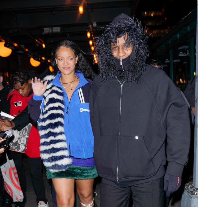  Rihanna und A$AP Rocky verlassen das Pastis Restaurant am 28. Januar 2022 in New York City.