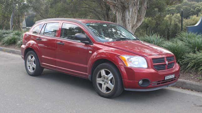 Ein roter 2008 Dodge Caliber SX