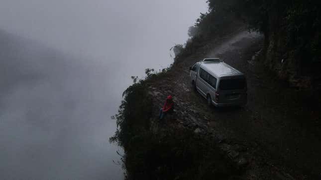 Una foto de una camioneta circulando por un barranco. 