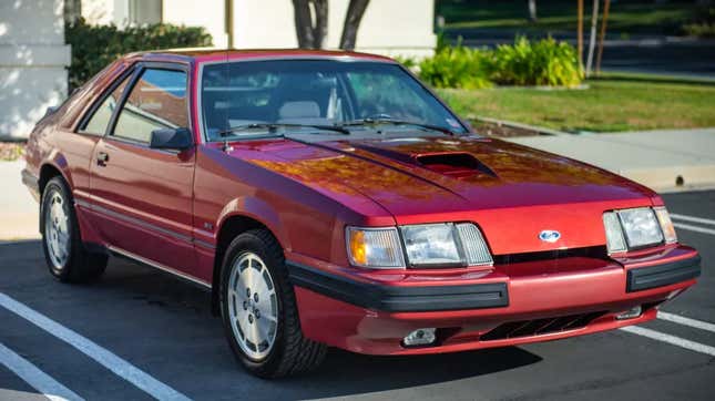 Une Ford Mustang SVO bordeaux immaculée garée sur un parking