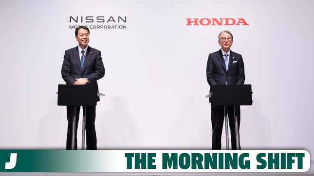 Ein Foto von Führungskräften von Nissan und Honda, die auf der Bühne sprechen. 