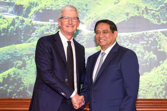 Vietnams Premierminister Pham Minh Chinh (r.) schüttelt Apple-CEO Tim Cook (l.) während eines Treffens im Regierungsbüro in Hanoi am 16. April 2024 die Hand.