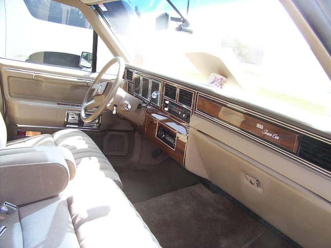 Image for article titled At $5,500, Would You Class Up The Joint With This 1989 Lincoln Town Car?
