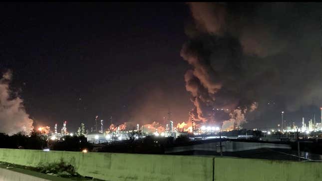 Image for article titled At Least 4 Injured in Exxon Oil Refinery Fire