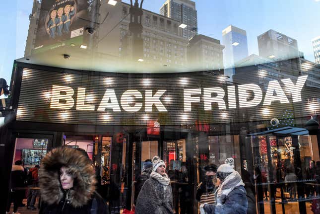 Imagen para el artículo titulado Cómo conseguir ofertas de lujo del Black Friday de Coach, Saks Fifth Avenue, Neiman Marcus y más