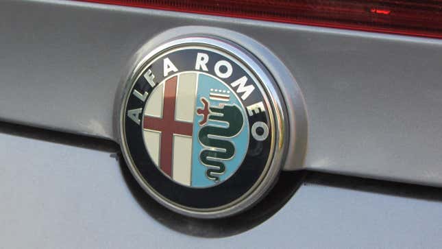 Una insignia de Alfa Romeo de cerca en un coche plateado