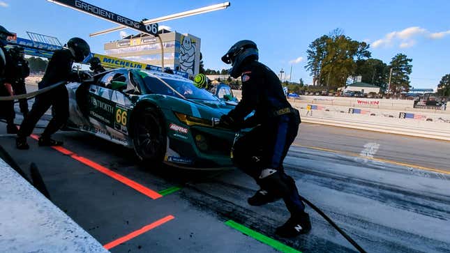 Imagen para el artículo titulado Detrás de escena del Petit Le Mans de IMSA con Gradient Racing