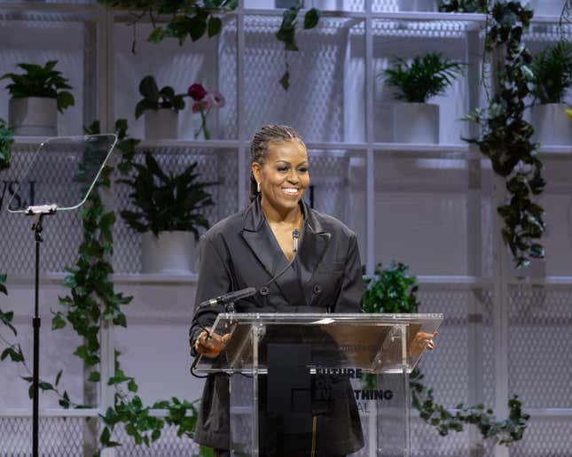 NEW YORK, NEW YORK - 03 MAI : Michelle Obama s’exprime au festival Future Of Everything 2023 du WSJ aux Spring Studios le 3 mai 2023 à New York. 