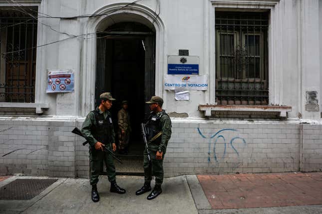 Agents of the Bolivarian National Guard guarded the access to a polling place