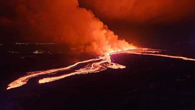 Image for article titled Photos Show Wall of Fire and Smoke in Iceland&#39;s Latest Eruption