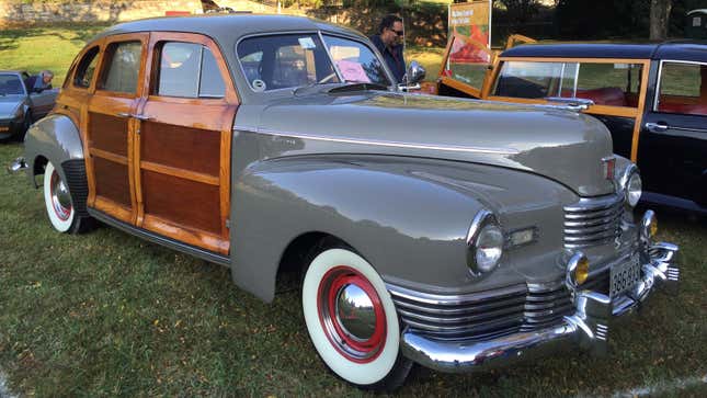 1946 Nash Suburban Ambassador, un lujoso sedán fastback “wodie” de cuatro puertas. Este es un modelo especial adornado con madera como el original Chrysler Town & Country. Este automóvil tiene sus paneles de madera originales hechos de caoba con molduras de fresno blanco.