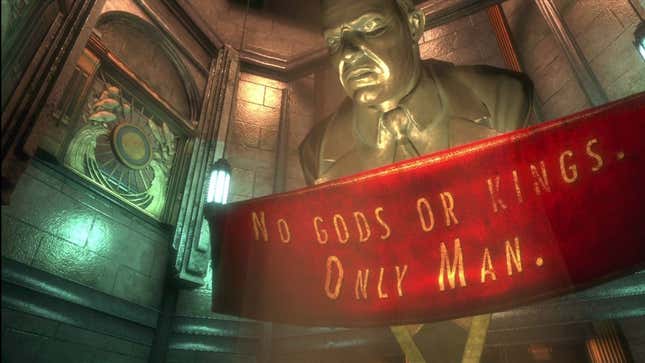 L’affiche No Gods Or Kings, Only Man de BioShock, drapée sur une grande statue.