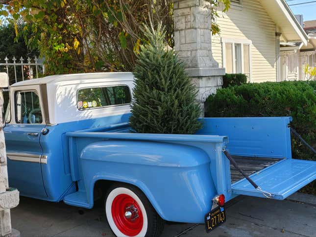 Ein Seitenprofil des hellblauen 62er Chevy Pickups meines Vaters mit einem Weihnachtsbaum auf der Ladefläche.