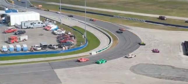 Una zona congestionada de automóviles durante una bandera amarilla en el Rolex 24