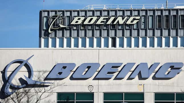 Ein Foto des Boeing-Logos an der Seite eines Gebäudes. 