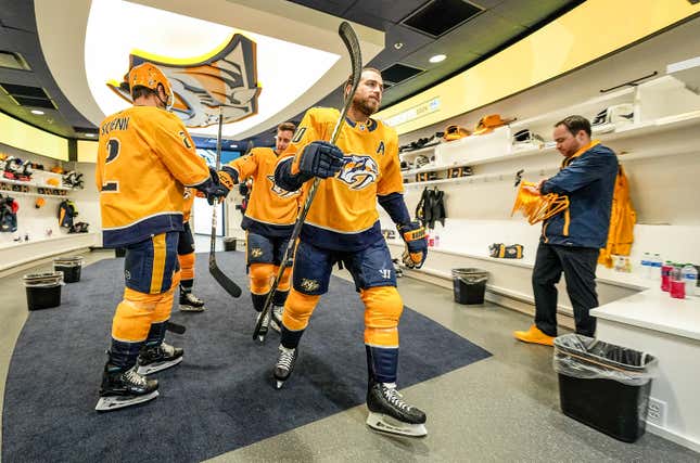 Ryan O’Reilly #90 von den Nashville Predators verlässt die Umkleidekabine für Spiel 6 gegen die Vancouver Canucks in der ersten Runde der Stanley Cup Playoffs 2024 in der Bridgestone Arena am 3. Mai 2024 in Nashville, Tennessee