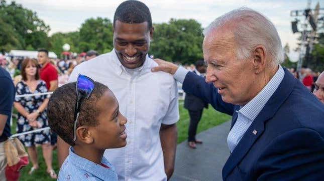 Bild für Artikel mit dem Titel EXKLUSIV: 15 schwarze Väter in der Biden-Harris-Regierung teilen ihre Gedanken zur Vaterschaft