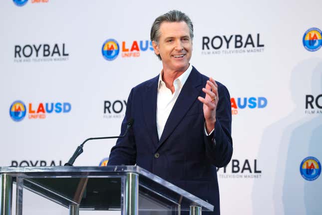  Gouverneur Gavin Newsom nimmt an einer Pep-Rallye zur Feier des zweiten Jahres der Royalbal Film and Television Production School am 13. Oktober 2023 in Los Angeles, Kalifornien teil.