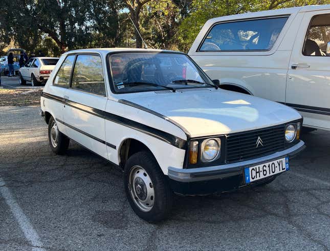 Front 3/4 view of a Citroën LNA