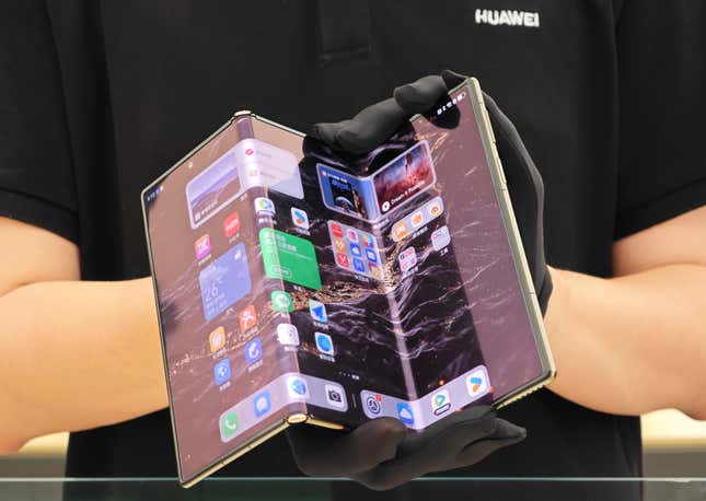 Un Huawei Mate XT Ultimate Edition, le premier smartphone pliable au monde, dans un magasin Huawei à Yantai, en Chine.