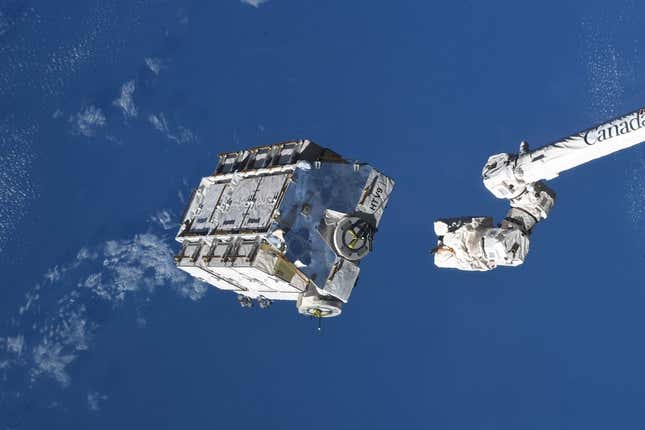 El palet exterior es disparado por Canadarm2.