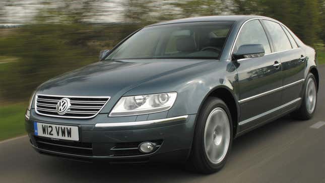 Una foto de un VW Phaeton gris con motor W12.