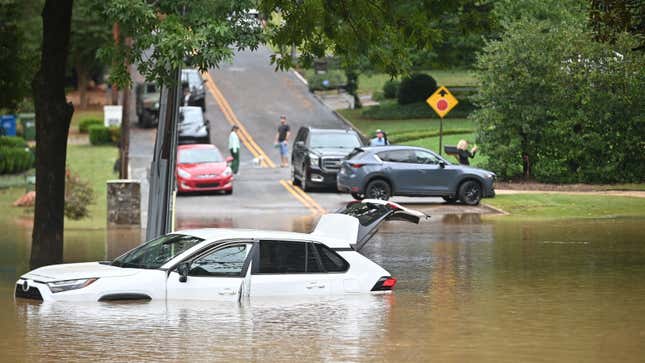 Ein Foto eines weißen SUV im Hochwasser. 