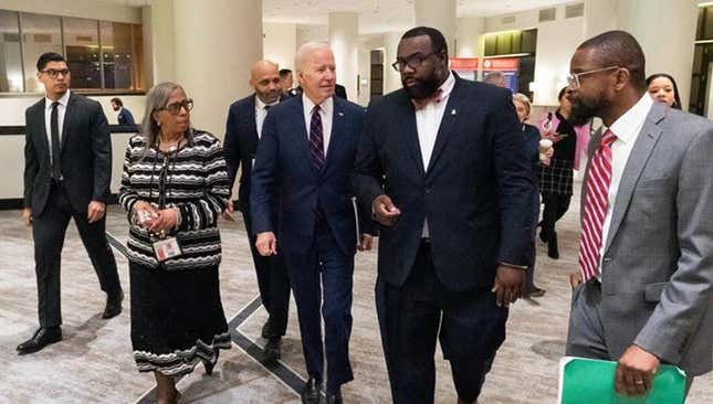 (À gauche) Le président Joe Biden et (À droite) Le conseiller principal Trey Baker