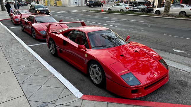 Drei rote Ferrari F40 parken auf der Straße